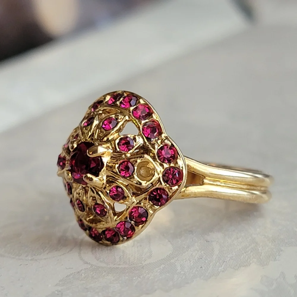 Beautiful Vintage Ring Simulated Ruby Gemstone Cluster Gold Tone Size 8 Flawed